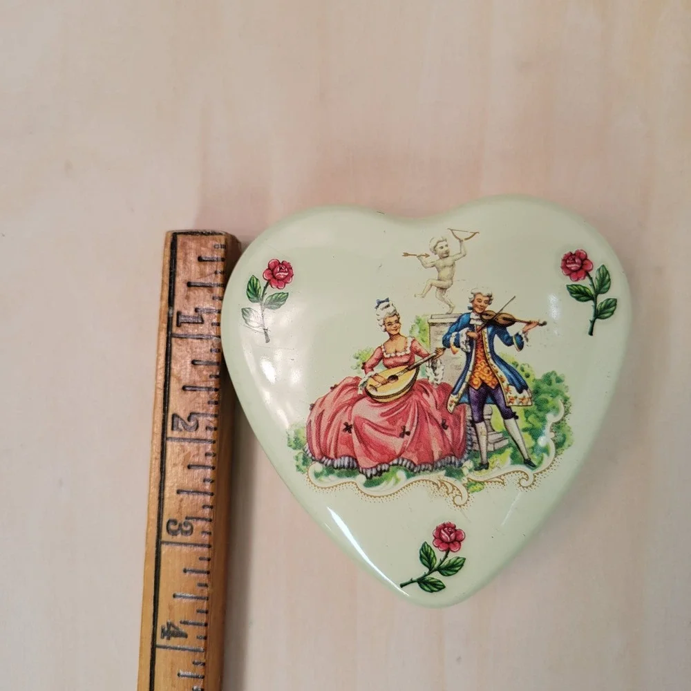 Vintage Heart Shaped Tin Box Roses Designed by Davies Long‎ Island NY England
